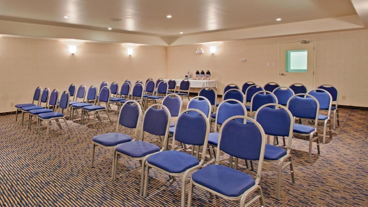 Holiday Inn Express Hotel & Suites Swift Current By Ihg Экстерьер фото